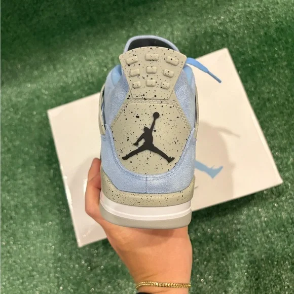 Jordan 4 Retro in Light Blue and Beige - Picture 3 of 5